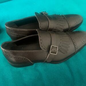 Black Leather Slip-On Loafers with Sleek Silhouette